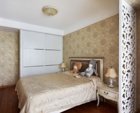 三里花城158平欧式风格卧室背景墙壁纸图片