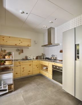 龙光玖珑湖117平日式风格家庭厨房橱柜装修图片