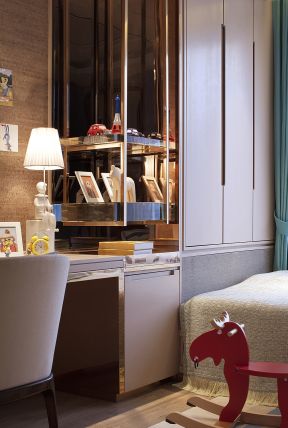 世界冠郡95平米三居室现代风格衣柜装修设计效果图