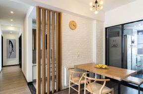 光明城市三居120平现代风格餐厅原木系餐桌椅设计效果