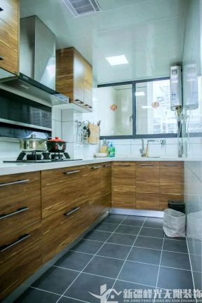 紫煜臻城现代风格厨房实木橱柜设计效果图
