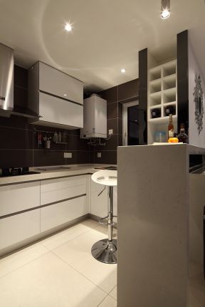 东方豪庭72平港式风格小户型厨房带吧台装修效果图