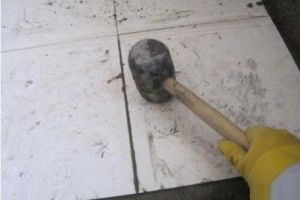 卫生间地砖上的水渍痕迹怎样去除