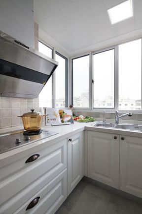104平米三居室美式风格厨房装修设计效果图