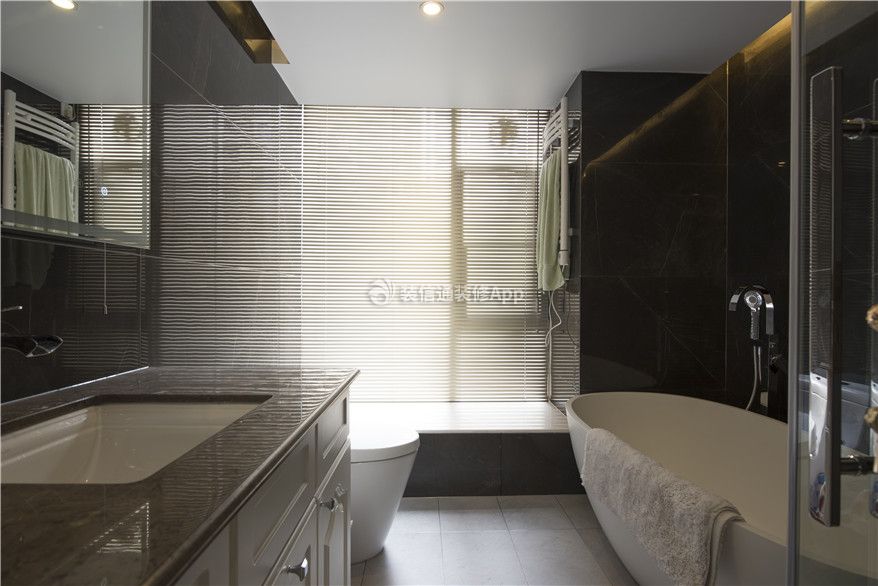 现代简约风格140平三室一厅卫生间浴缸装修设计图