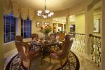 别墅700平欧式古典风格餐厅桌椅装修图