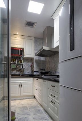 150平美式风格三居室小厨房白色橱柜实景图
