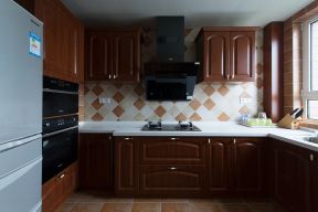 美式风格120平三居室厨房实木橱柜装修设计图