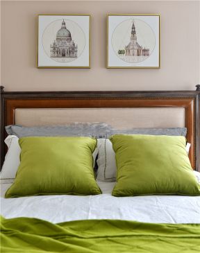 140平现代温馨风格卧室床背景墙挂画图片