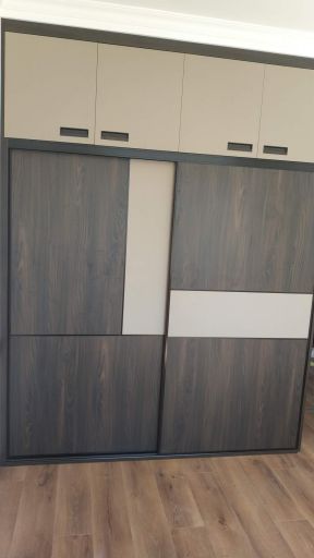 现代风格82平米二居室衣柜门装修效果图