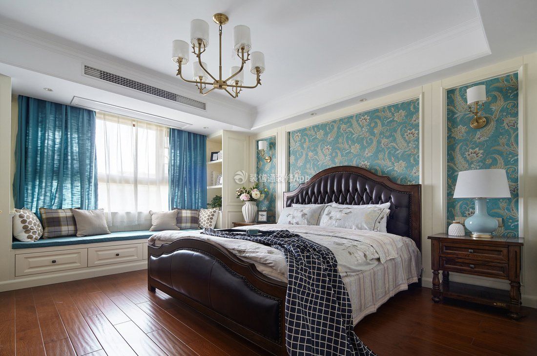 好看的美式风格房子主卧室床头壁纸装修图片