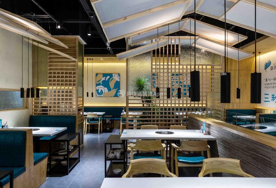 上海时尚火锅店大厅木质隔断装修设计图片