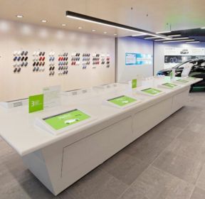 连云港汽车店装修设计室内出路的设计师女图片
