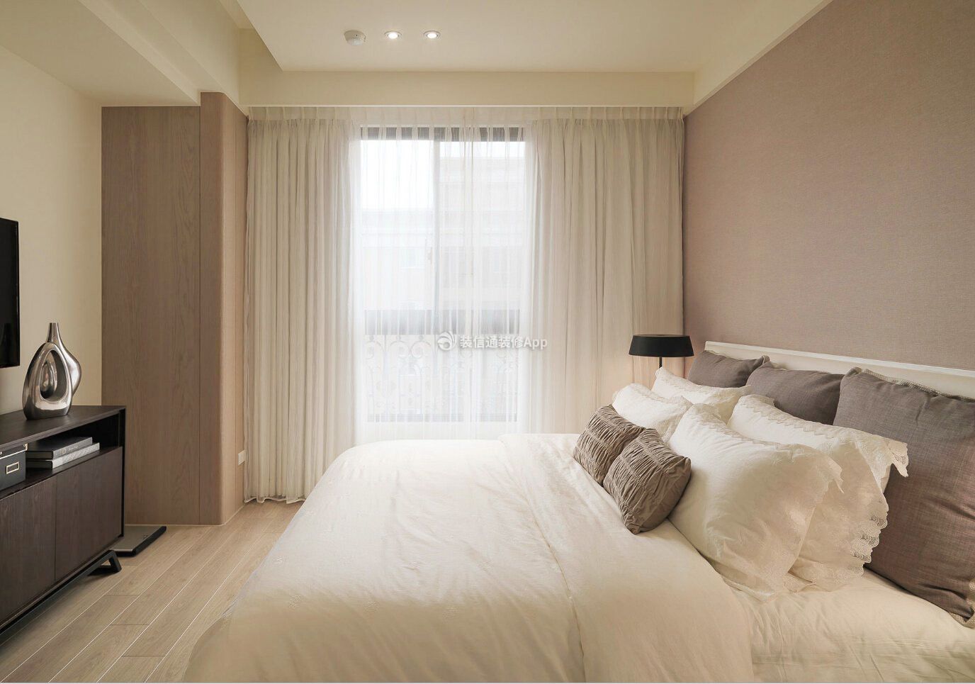 成都100平米房屋卧室白色窗帘装修效果图欣赏 