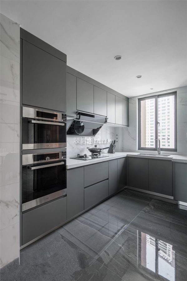 厨房橱柜采用高级灰色柜体与白色石材台面,搭配时尚的灰色地砖