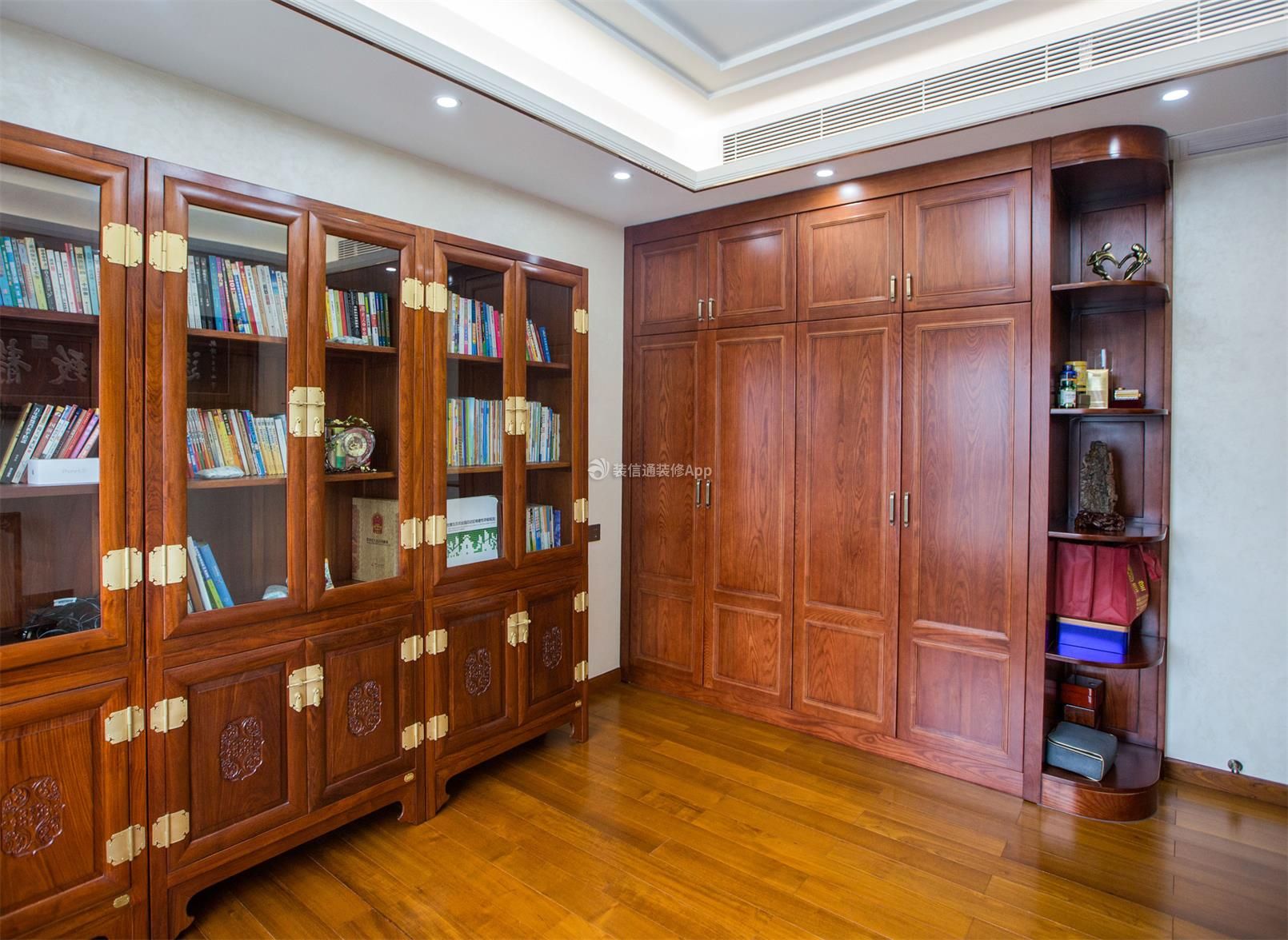 深圳中式风格书房实木书柜室内设计图片