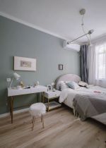 北京小户型家庭卧室实木地板装修图片 