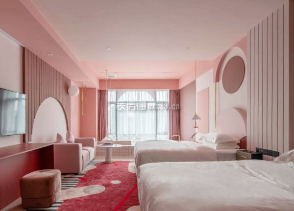 粉色宾馆客房图片
