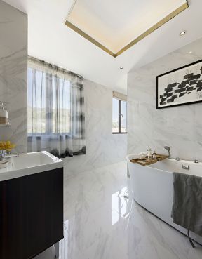 白色浴缸效果图 别墅浴室装修图 别墅浴室图片设计 