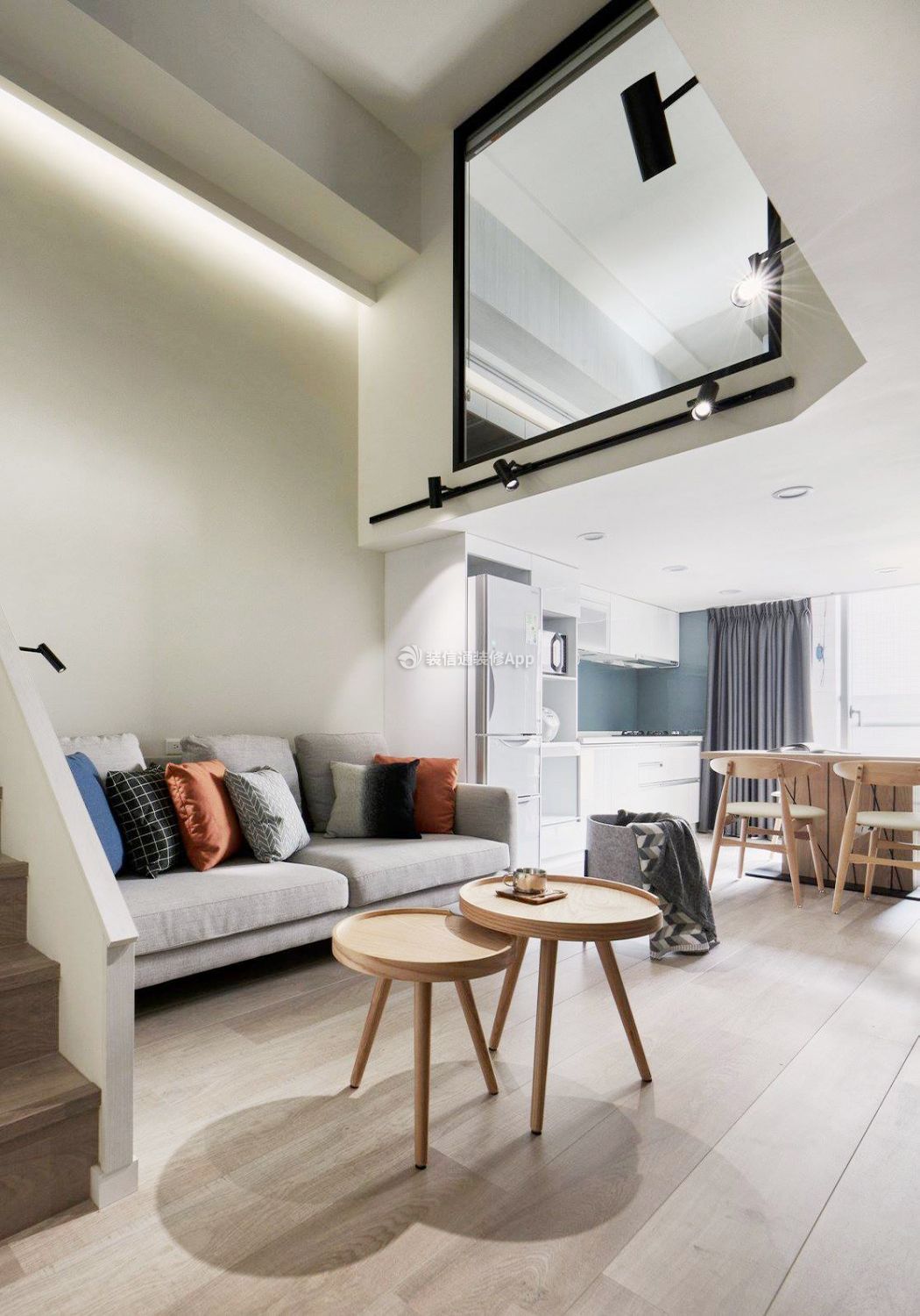 上海小户型loft客厅木地板装修设计图
