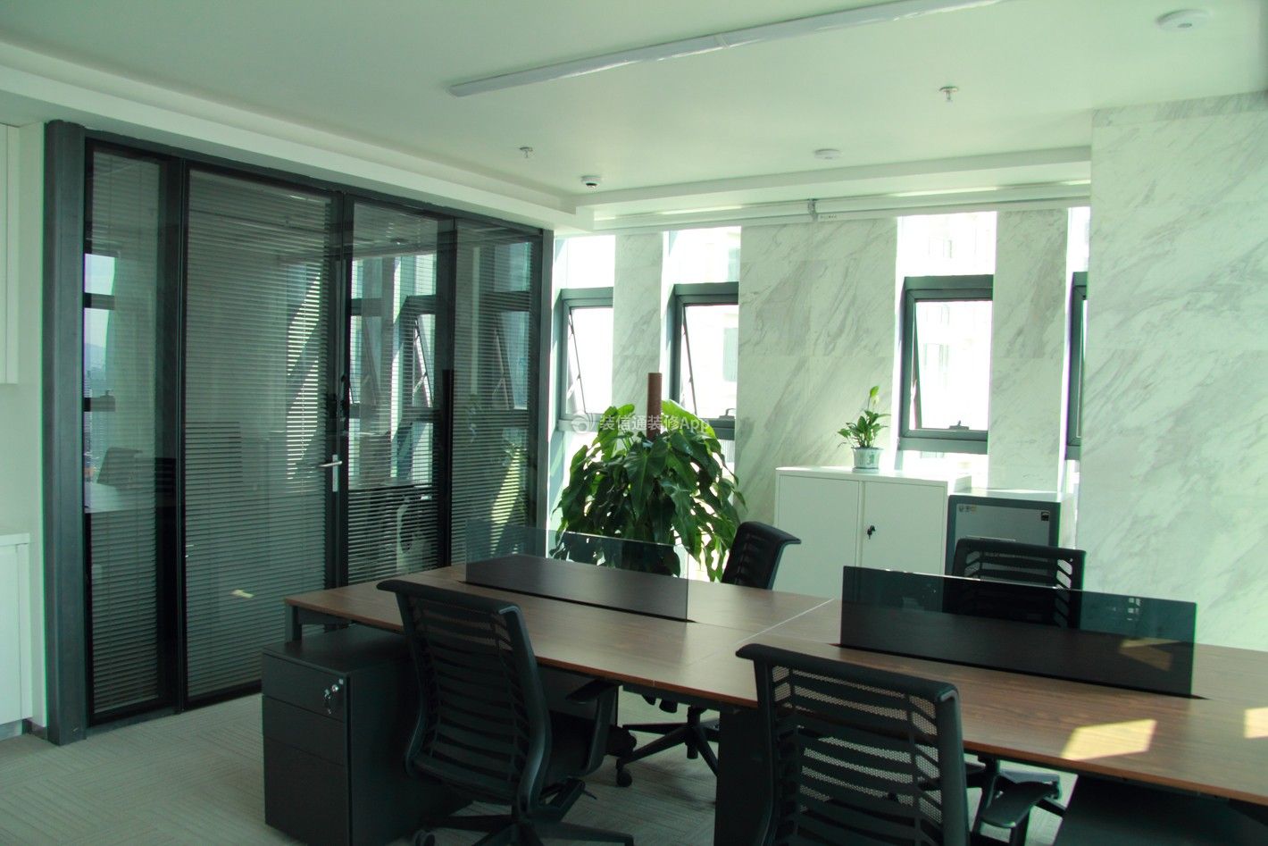 武汉现代风格办公室办公桌装修设计