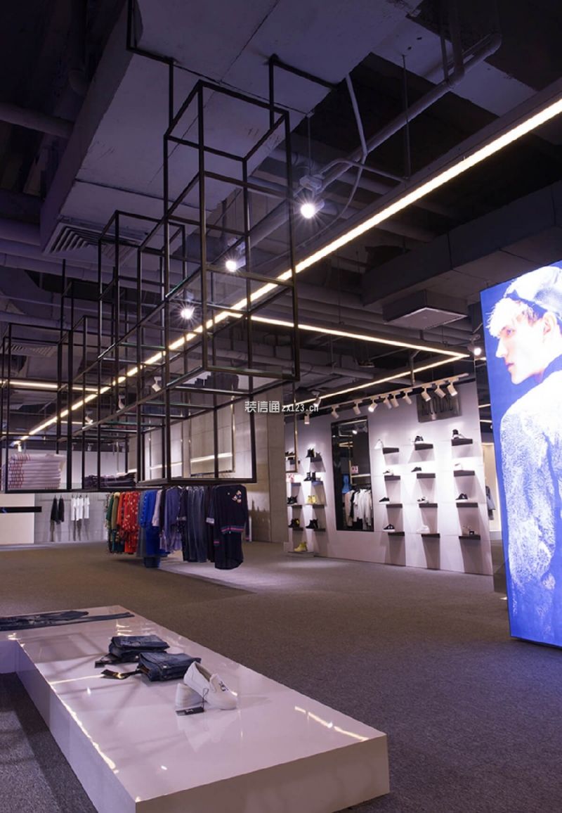 中福广场服装店370平米现代风格装修效果图案例
