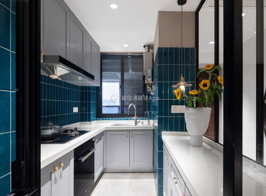 三室两厅厨房蓝色墙砖装修效果图