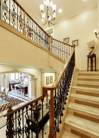 美式别墅楼梯铁艺扶手设计效果图片