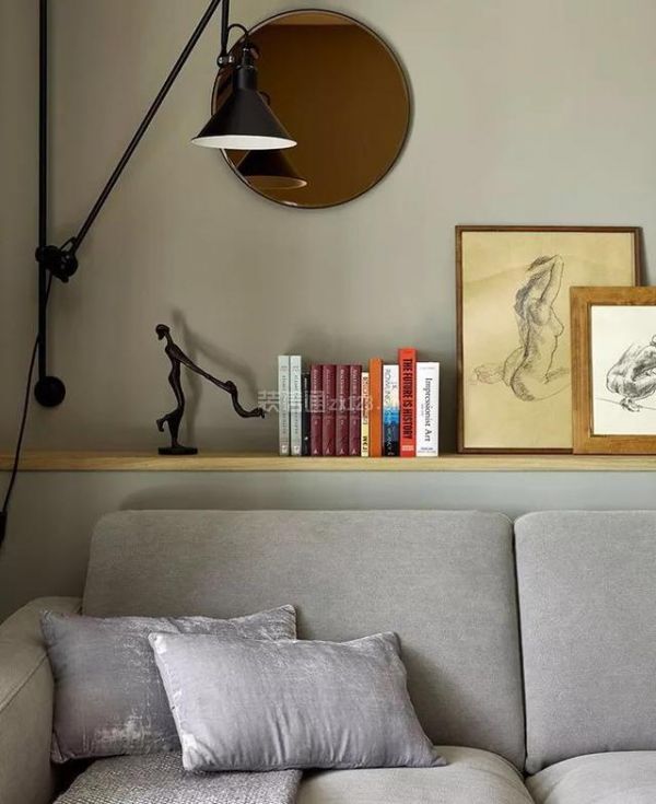 沙发背景墙上装了一块隔板,可以用来摆放一些书籍和摆件,画等,这样