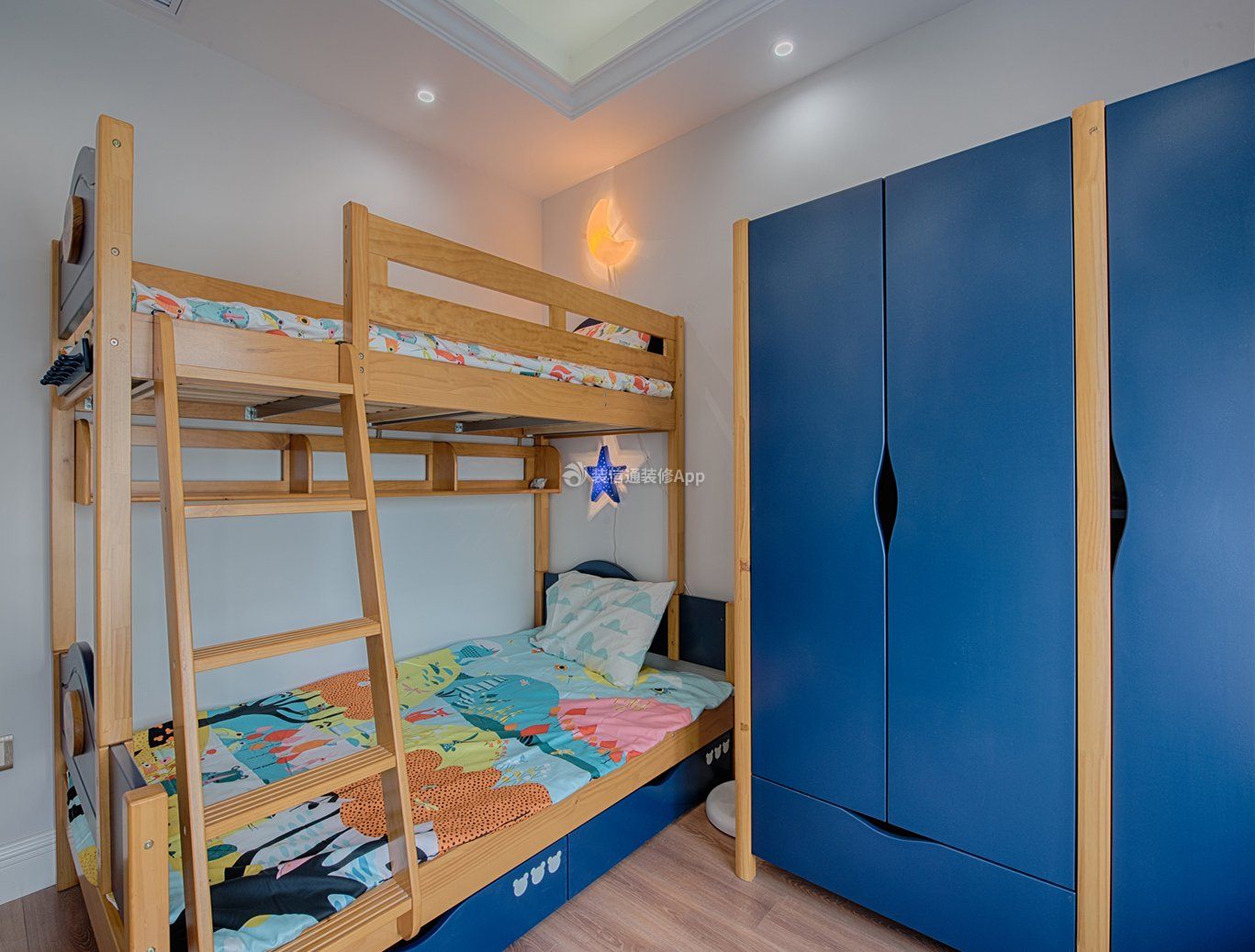 现代家庭儿童房蓝色衣柜装修设计图