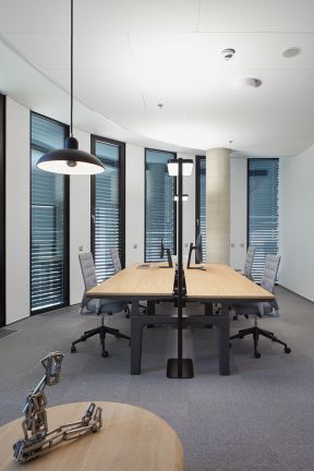 小型办公室办公桌椅装修设计实景图