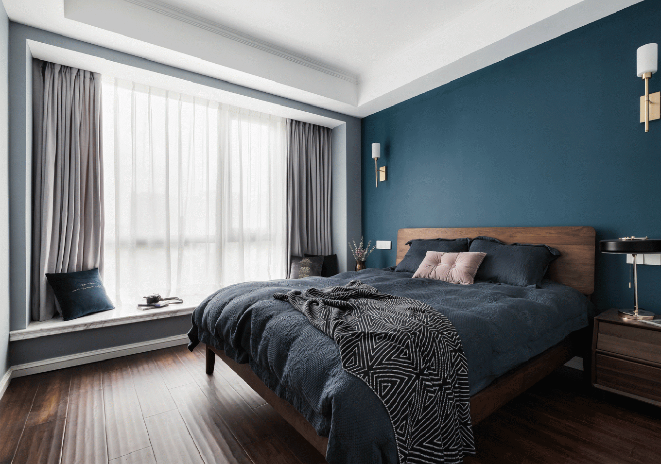 欧式风格四居室卧室蓝色背景墙装修图片
