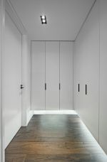 现代简约四居室白色玄关柜装修效果图片