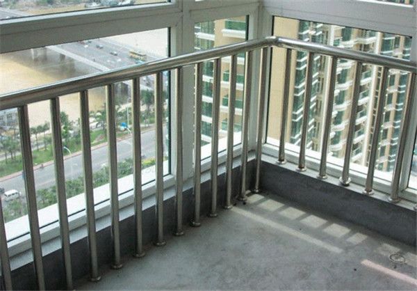 阳台护栏:锌钢护栏vs铝合金护栏优劣大比较
