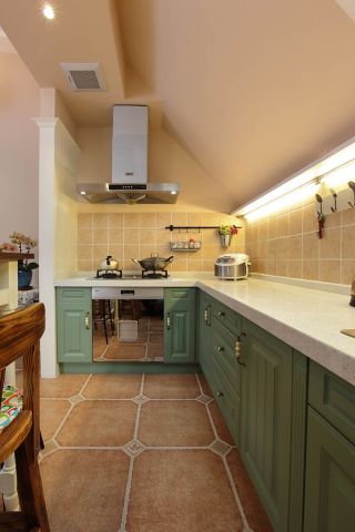 美式風格閣樓廚房裝修設計效果圖