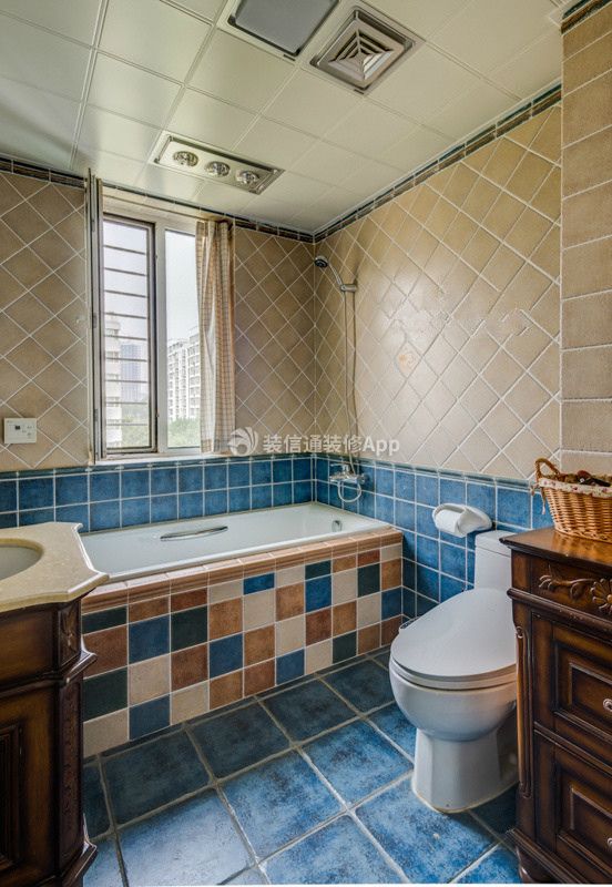 138平新房卫生间砖砌浴缸装修图片