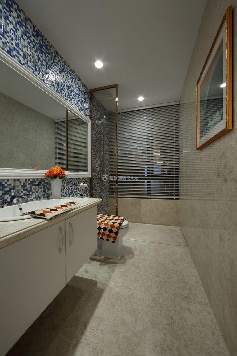 现代长方形卫生间瓷砖装修效果图片