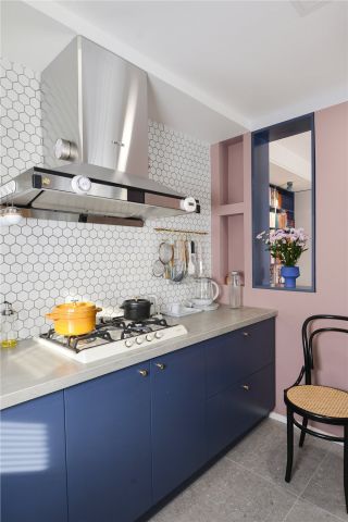 现代北欧风格小厨房橱柜装修设计图