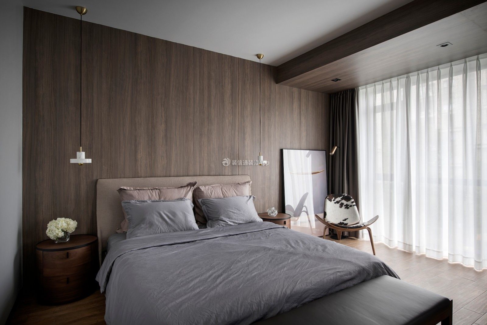 150平米现代简约卧室木背景墙装修效果图