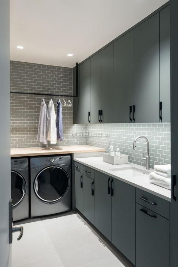 洗衣房的空间比较小的话,可以采用折叠门设计,这样可以更加节省