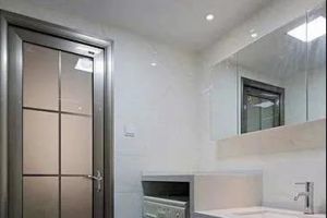[杭州至美焕新装饰]卫生间是用全木门好还是用半玻璃门好？
