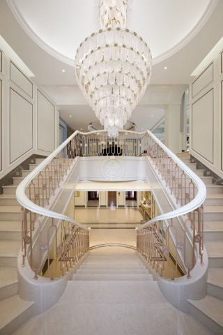 新古典别墅楼梯间水晶灯装修效果图片