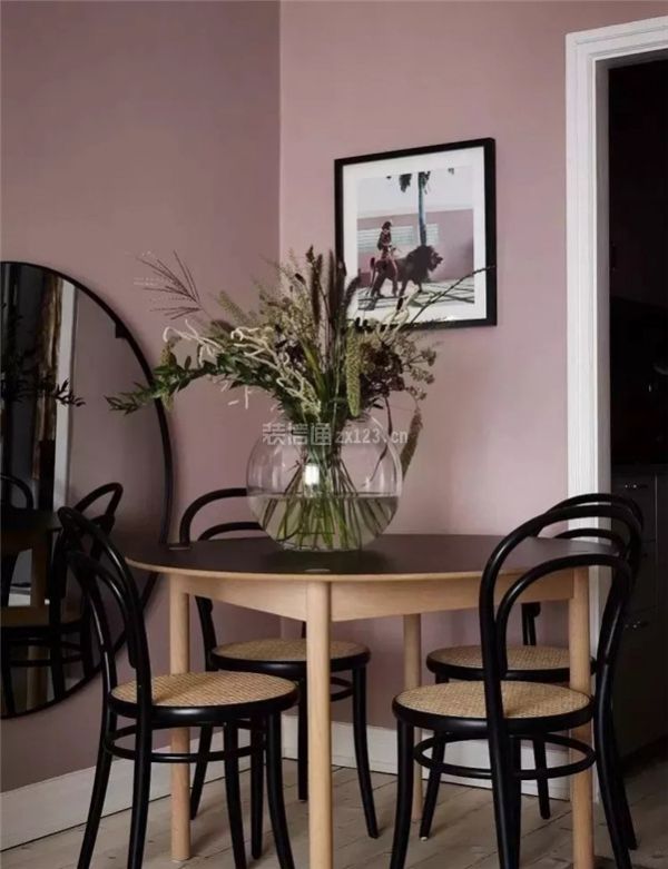 餐厅黑加仑紫墙面颜色装修效果图