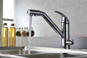 厨房水槽安装水管