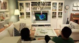 [重慶雪瑞裝飾]電視機(jī)掛墻上好還是放電視柜上好？