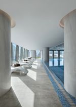 广州酒店室内游泳池装修休闲椅图片