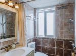 卫浴间装修玻璃隔断和浴帘的优缺点有哪些?
