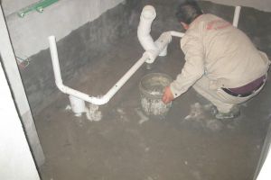 卫生间地面漏水怎么处理