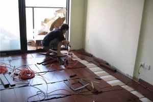 铺地板砖