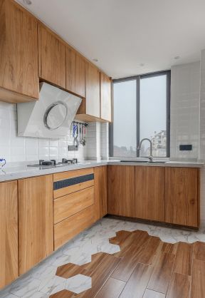 2023三室两厅两卫厨房实木橱柜装修效果图